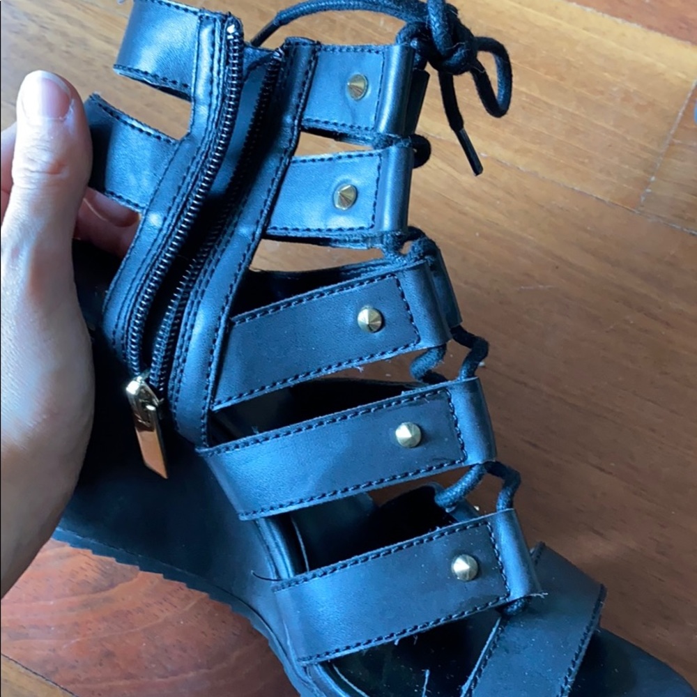 Mercer sandal wedge ! Black studded size 6! - Picture 4 of 5